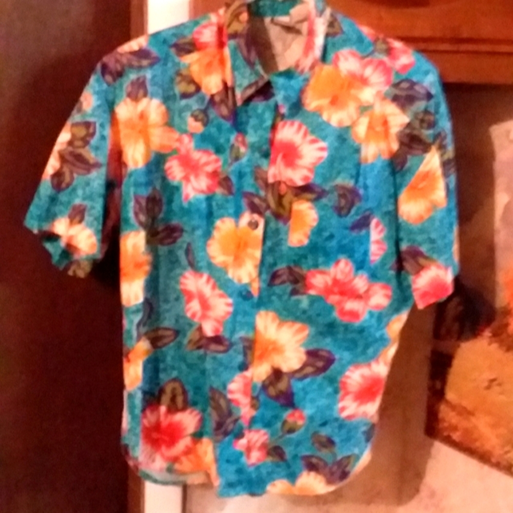 Basic Essentials BE Top MEDIUM Hawaiian Theme Ca. 1990s HIBISCUS MOTIF EUC